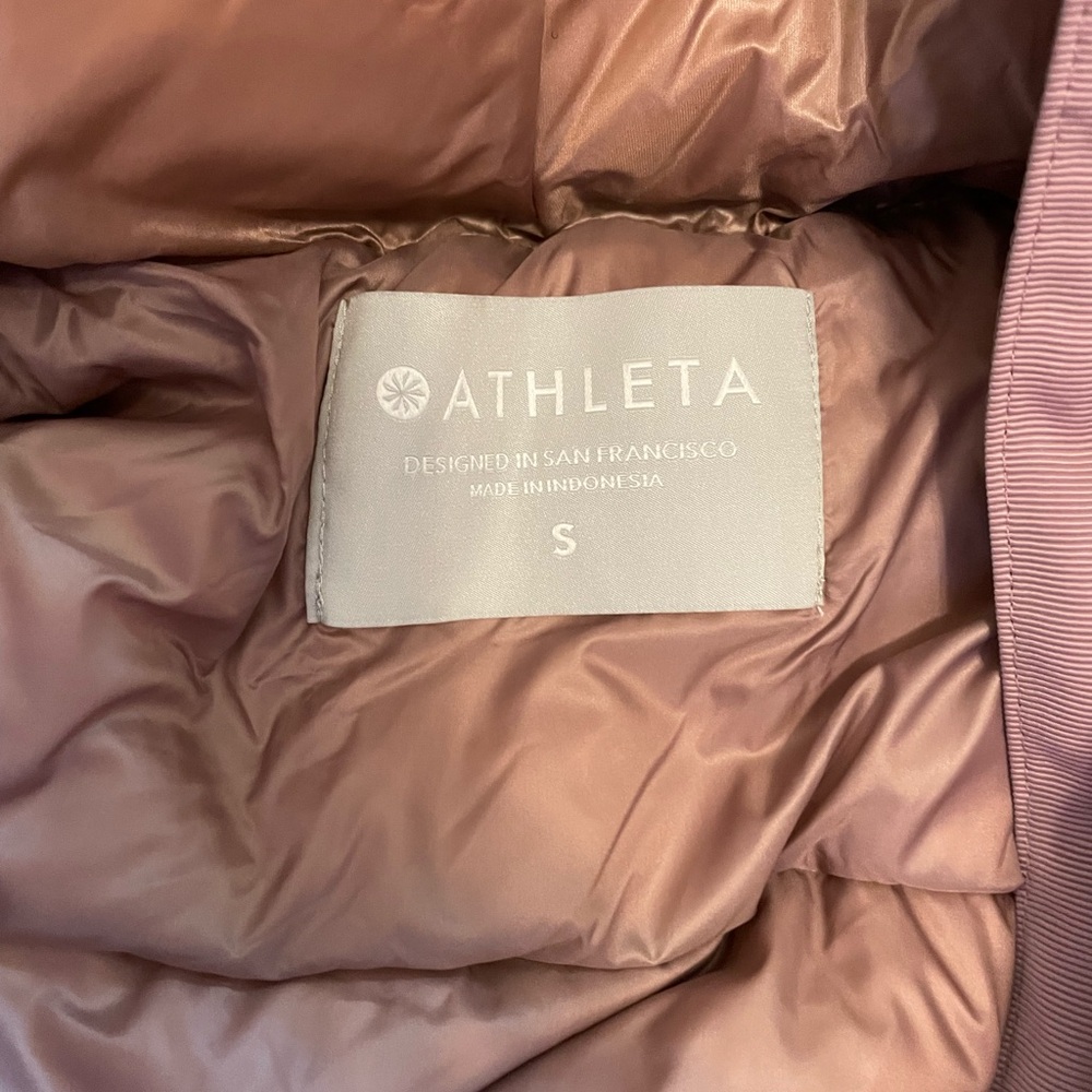 Athleta Lofty Down Puffer Vest w/detachable hood. Size Small NWT! Retail $150 - Picture 7 of 9